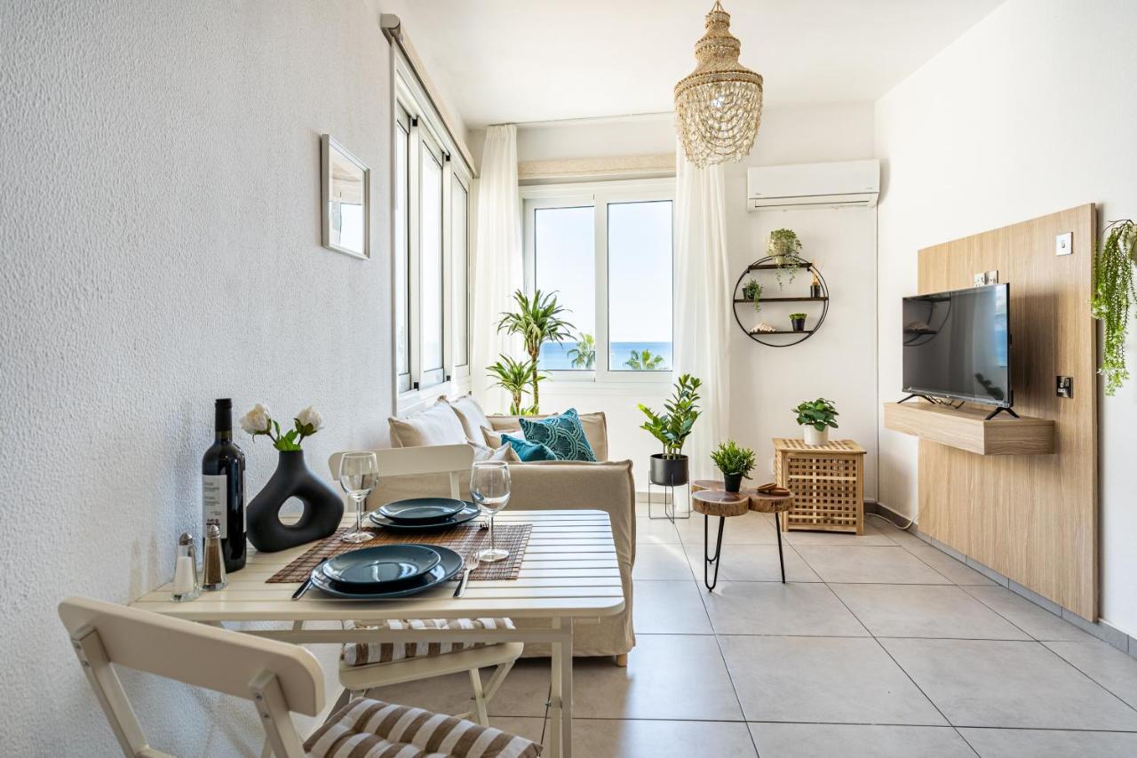 Whispering Palms 1-Br Apt By Finikoudes Beach Larnaca Dış mekan fotoğraf